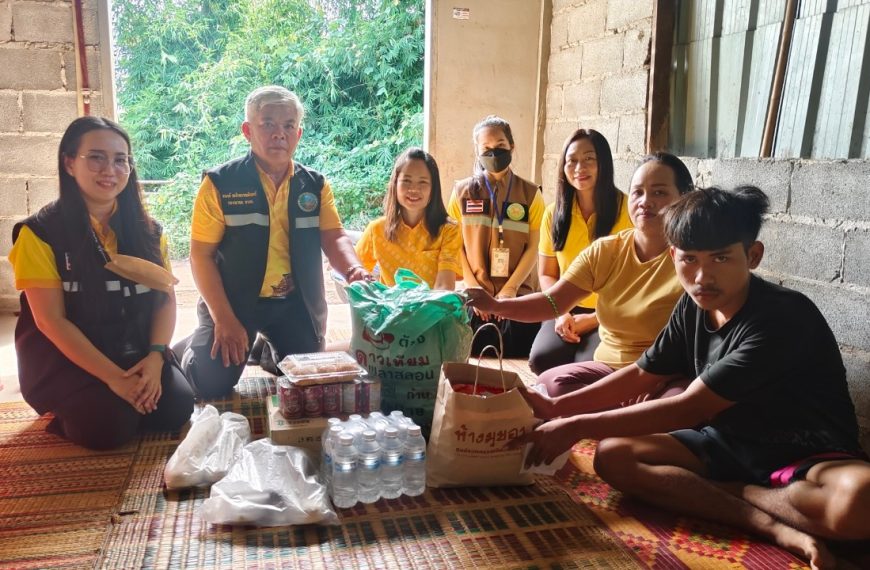 ลงพื้นที่ตรวจเยี่ยมและมอบสิ่งของอุปโภคบริโภค เพื่อช่วยเหลือผู้ประสบปัญหาทางสังคม